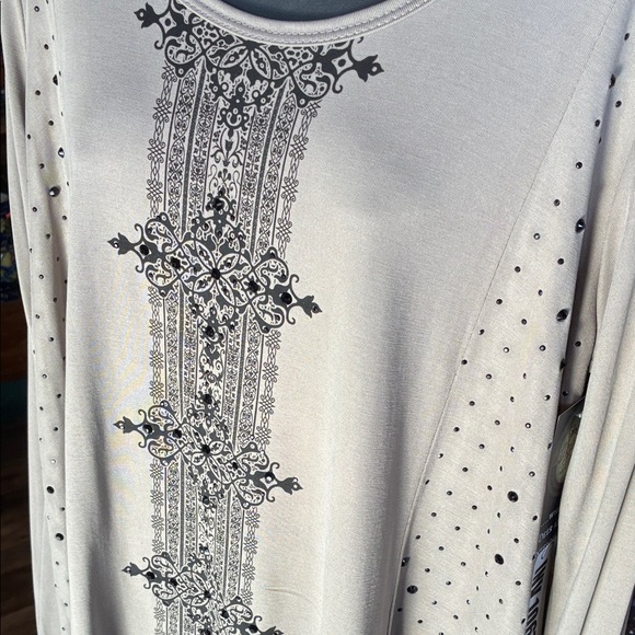 Elegant Beige and Black Women's Top - Picture 4 of 4